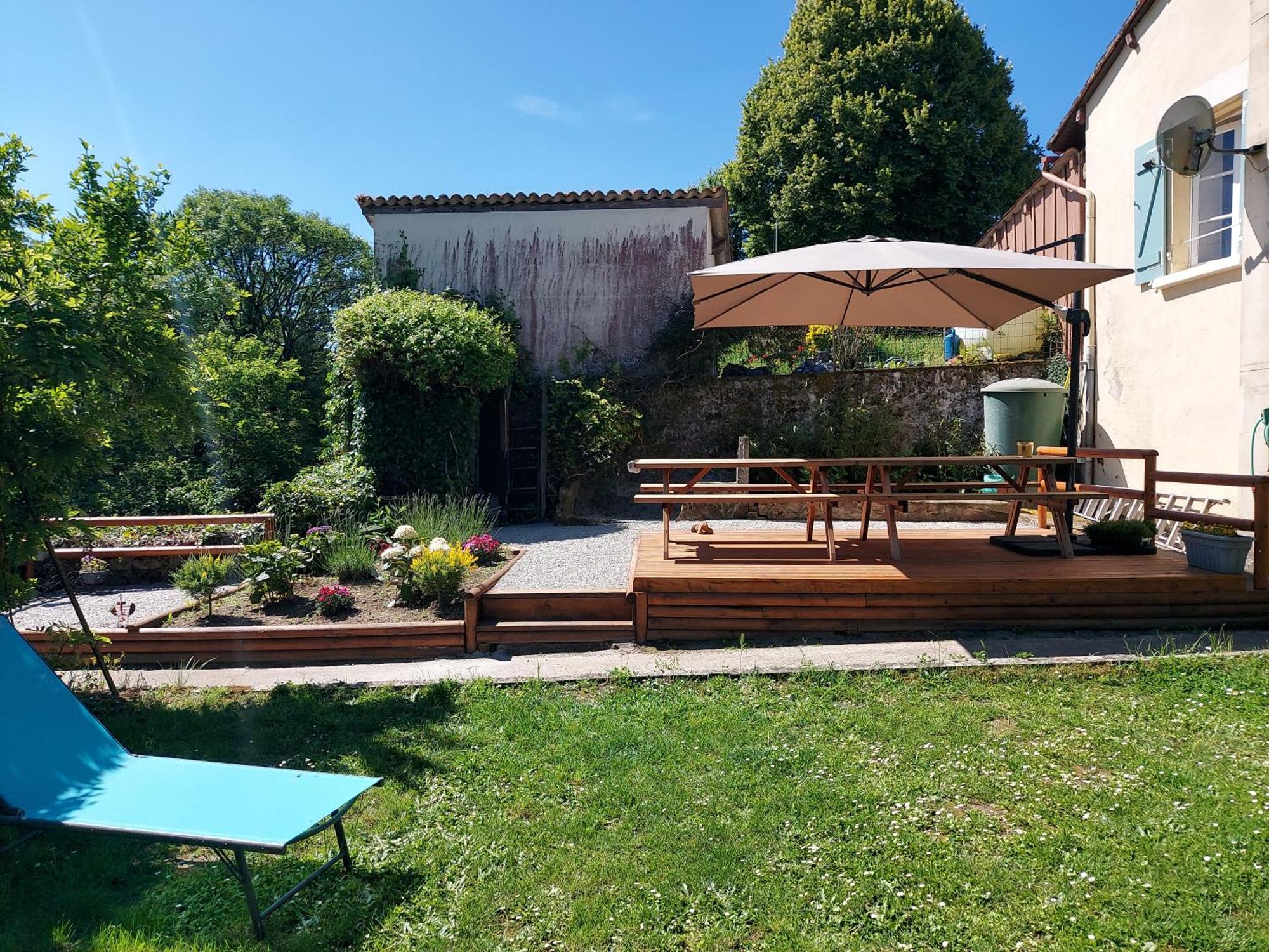Charming Two Bedroom Gite With Beautiful Gardens Confolens Exterior photo